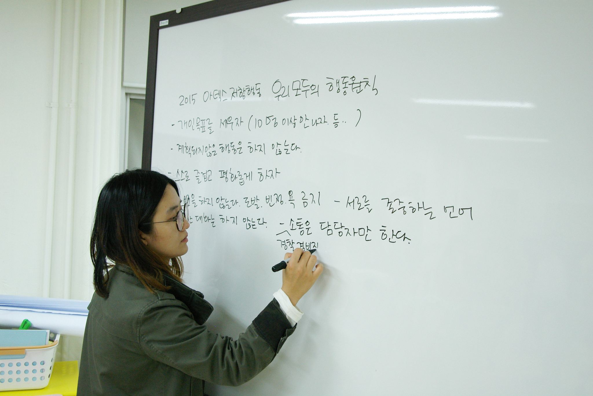 아덱스저항행동 비폭력트레이닝을 진행하는 망치 트레이너