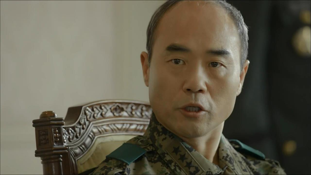 [▲‘국민’을 구조하는 데에 미적지근하게 임하는 정치인들에게 일침을 가하는 윤길준 소령(강신일)의 모습. KBS ]