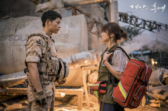 [▲우르크의 지진 소식을 듣고 구호 활동을 위해 한국에서 돌아온 의사 강모연과 유시진 중위가 재회하는 장면. KBS ]