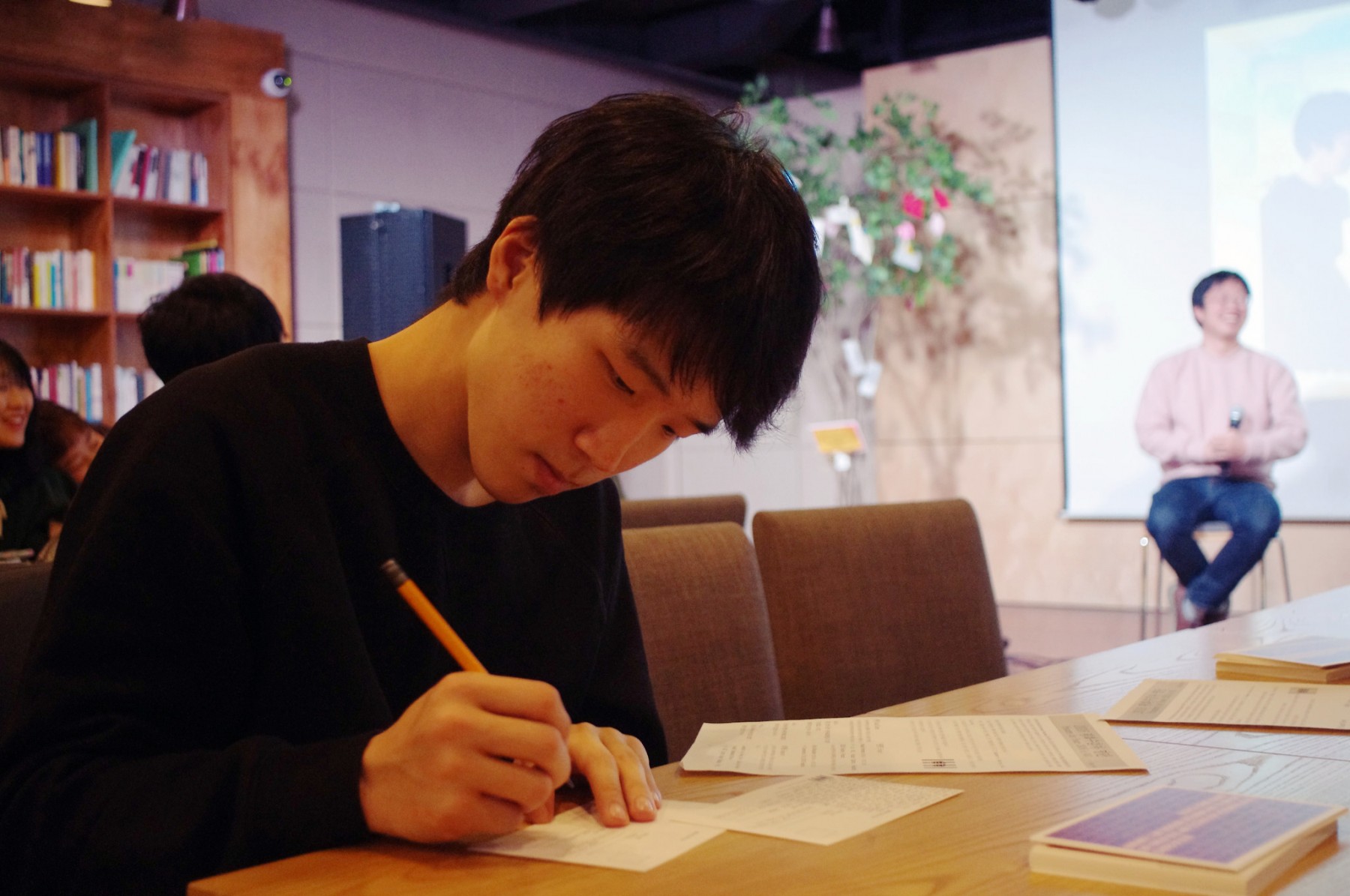 평화수감자들에게 엽서를 쓰고 있는 한 참가자. 병역거부자들은 평화수감자의 날에 국내외에서 많은 엽서를 받습니다. 이 엽서들이 감옥 생활에서 큰 힘이 된다고 말합니다. 