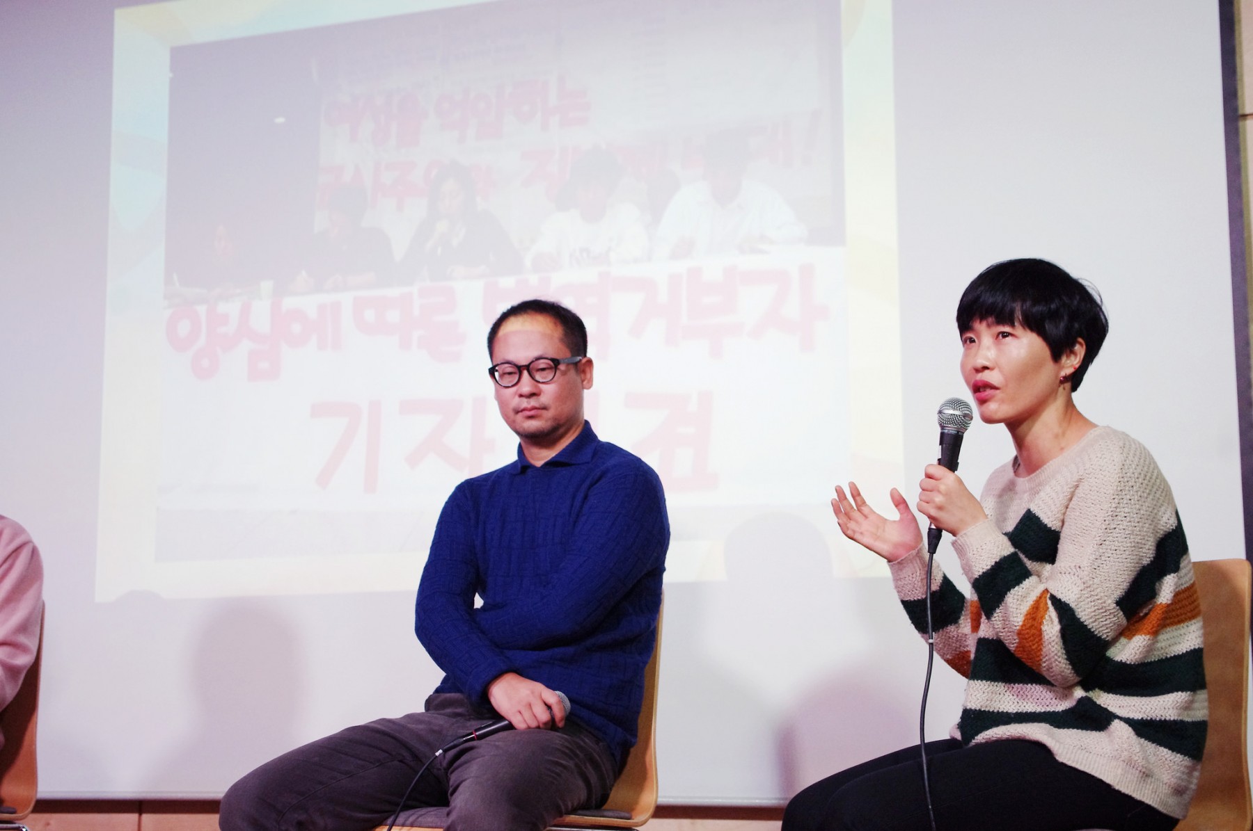 이화여대 총학생회의 병역거부 지지 기자회견과 그 이후 이화여대 총학생회에 쏟아진 비난에 대해 소개하는 전쟁없는세상 활동가 오리. 병역거부 운동에서 언론에 주목 받는 건 남성인 병역거부자들이지만, 실제로 운동을 이끌어 가는 데는 여성활동가들이 중심적인 역할을 해왔습니다. 