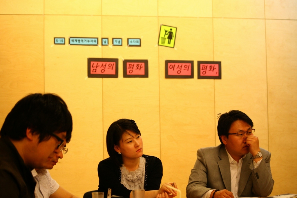 2010년 병역거부자의 날 행사 "여성의 평화 남성의 평화" 수다회. 평화운동과 페미니즘은 더 많이 더 자주 만나야 한다고 생각합니다. 
