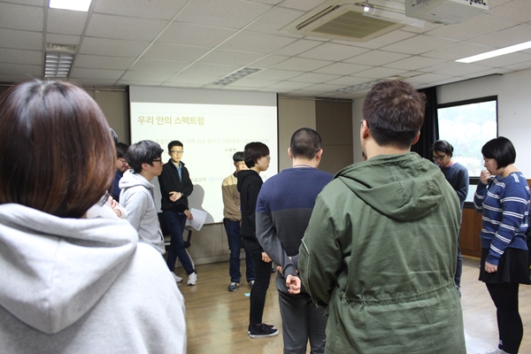 '우리 안의 스펙트럼'에 참여하는 알바노조 조합원들. 각 상황에 대해 자기 생각을 말하고 다른 사람들의 생각을 들으면서 자리를 움직이기도 했다.