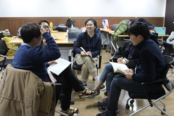 '젠더'에 대한 소그룹 토론 중인 알바노조 조합원들