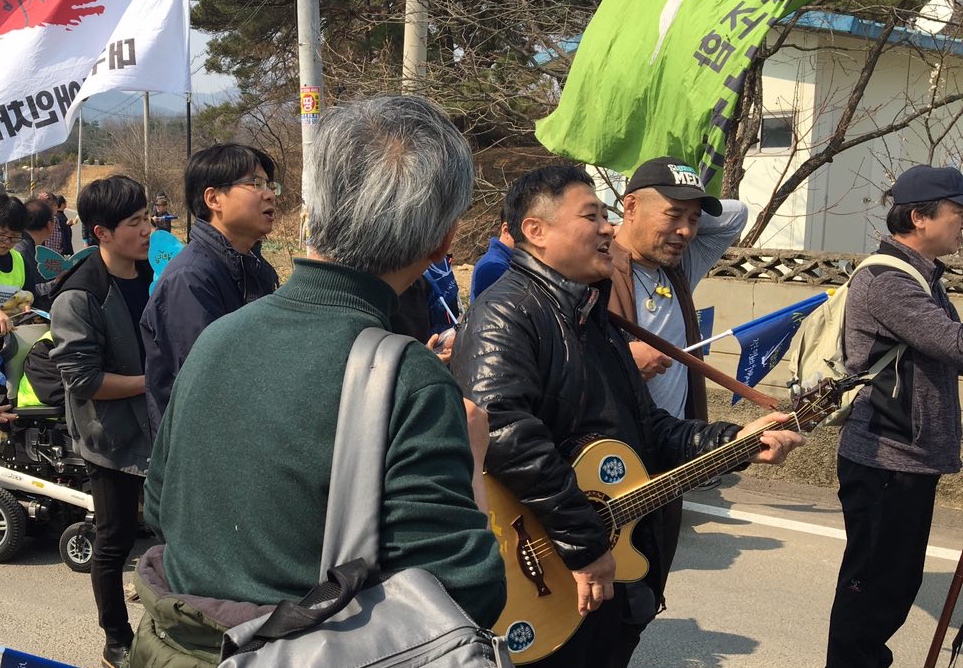 나는 바다 건너 제주 강정에서 온 분들과 함께 걸었다. 