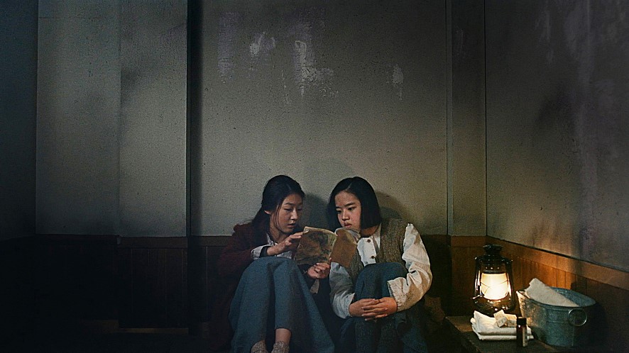 영화 의 스틸컷. 일본군 위안부 이야기를 다룬 많은 작품이 일본군의 폭력성과 만행을 자극적인 이미지로 폭로하는 것에 초점을 맞추는 데 비해, 이 영화는 군홧발 소리와 포탄 소리 가득한 전쟁터에서 들리지 않는 십대 소녀들의 목소리를 들려주려 애쓴다. 
