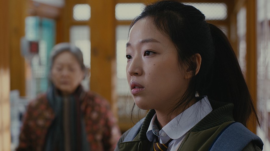 아름다우면서도 유쾌한 자매애를 보여주는 종분(김영옥)과 은수(조수향). 종분과 은수의 이야기는 위안부 문제를 '민족적인 문제'가 아니라, 대 소녀들의 삶'으로 바라보게 한다. 