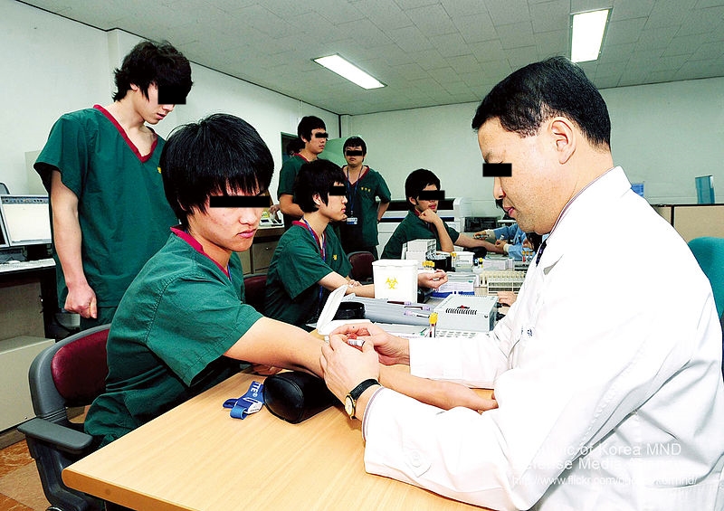 서울지방병무청의 신체검사 장면. 국가는 남성들의 몸에 등급을 매기고 자격을 평가한다. 이 등급은 소수자들의 몸이 비정상화되는 기준과 만난다. 사진촐처:서울지방병무청