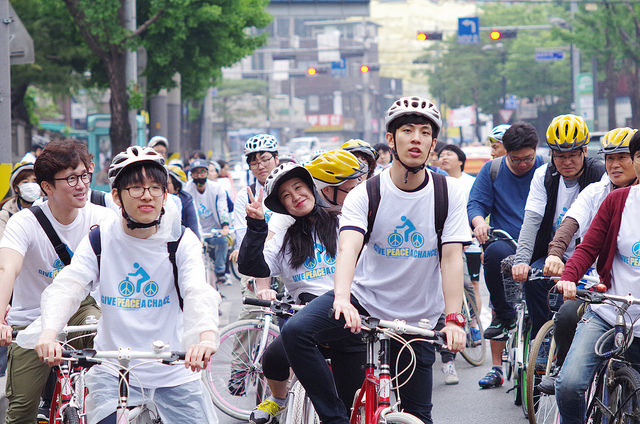 헌법재판소에서 국회까지 약 60여명의 참가자들이 'Give Peace A Chance'가 쓰인 티셔츠를 입고 자전거 행진을 했습니다. 