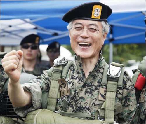 문재인 대통령은 후보 시절 “양심의 자유는 헌법상 기본권 중 최상위의 가치를 가지는 기본권입니다. 그러하기에 대체복무제를 도입하여, 양심적 병역거부로 인하여 형사처벌을 받는 현실을 개선해 나가겠습니다.”라고 말했다. 사진출처: 문재인 대통령 트위터(@moonriver365)