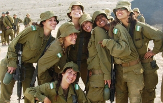 Flickr_-_Israel_Defense_Forces_-_Female_Soldiers_Take_a_Break_in_the_Desert_Sun