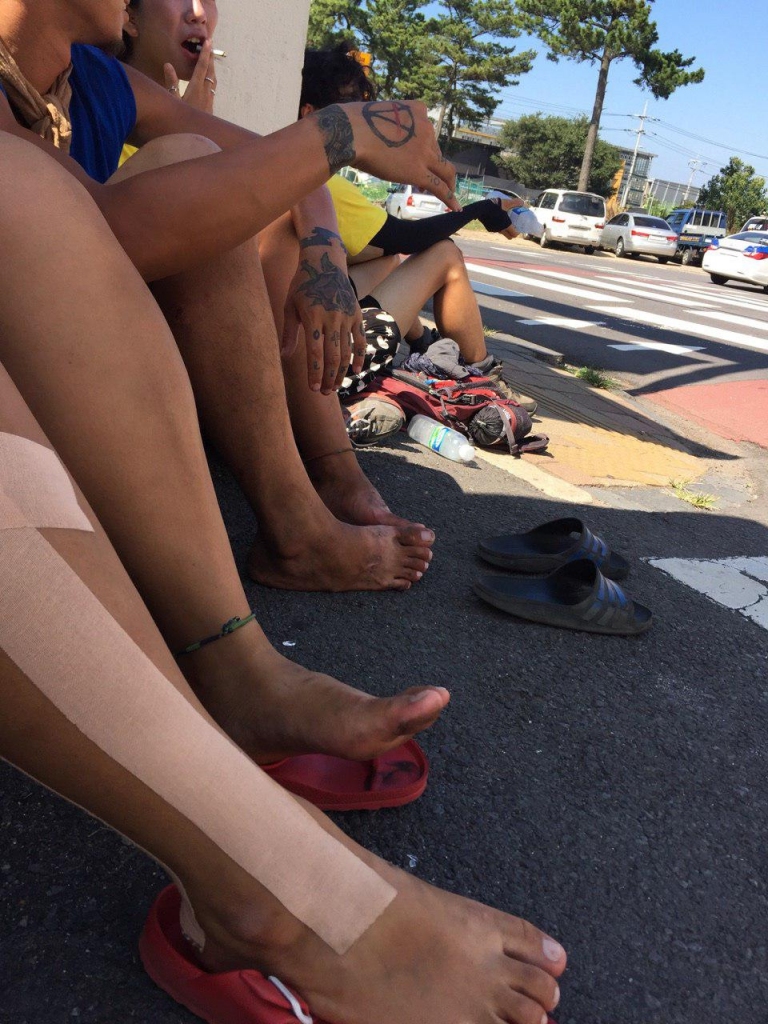 평화대행진 스텝들의 발과 다리는 성할 새가 없다 
