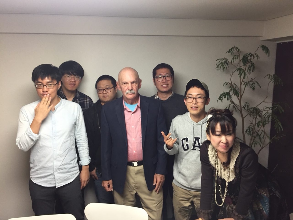 크레이그 앤더슨씨와 한국의 병역거부자들. 가운데 콧수염 난 사람이 크레이그 앤더스, 가장 오른쪽 여성은 한국 병역거부자들을 초청한 작가 아마미야 카린 씨. 