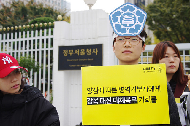 유엔자유권 위원회의 권고 1주년을 맞아 권고사항 이행을 한국정부에 촉구하는 기자회견장의 김형수. 김형수 님은 평화운동에 가장 적극적으로 참여하는 병역거부자 가운데 한 명이다. 