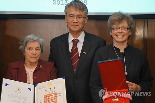 연합뉴스에 수여식 사진과 관련 기사가 올라와 있다. “60년 전 한국에서 진료 활동을 펼친 영국인 고(故) 존 콘스 박사에 대한 수교훈장 수여식이 25일(현지시간) 런던 주영 한국대사관에서 열렸다. 부인 진 메리(85) 여사는 15개월 전 작고한 남편을 대신해 박석환 주영 대사로부터 수교훈장 흥인장을 전달받았다.” 왼쪽이 콘스 씨의 부인인 진 메리 여사이고 오른쪽이 내가 만난 딸 루스 씨이다.