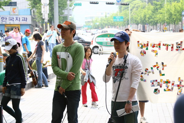 감옥 출소 직후 박정경수(왼쪽). 박정경수는 병역거부로 수감된 뒤 전쟁없는세상, 주한미군범죄근절운동본부에서 활동해온 평화활동가다. 