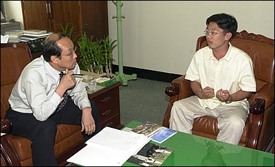장영달과 나. 국방위원장실 제일 구석에 있던 나는 가장 마지막에 끌려나가다가 예정에 없던 면담을 하게 되었다. 당연히 면담을 위한 아무런 준비가 되어 있지 않은 상태였다. 사진출처: 오마이뉴스