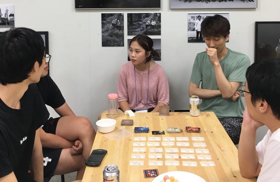 일과가 끝나고 난 뒤 자유시간에 보드게임 ‘코드 네임’을 하고 있는 평화캠프 참가자들