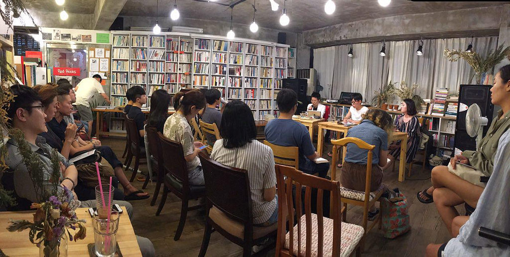 병역거부 선언문을 낭독하는 숲이아와, 숲이아의 병역거부 선언에 귀기울이고 있는 행사 참가자들
