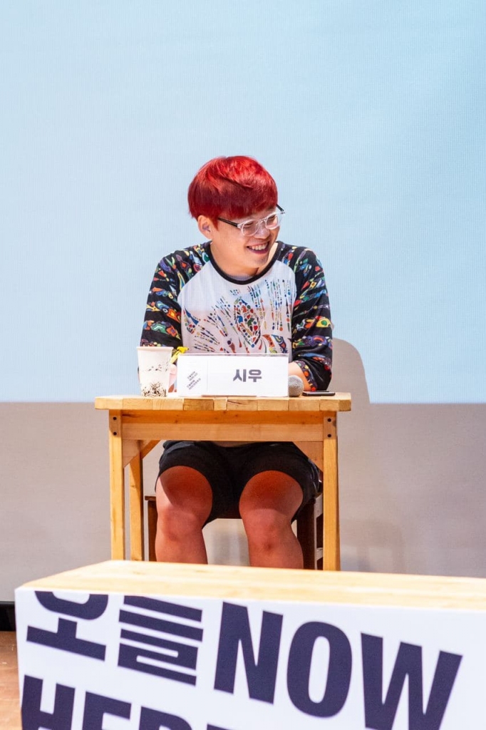 하자센터에서 열린 라운드테이블 '남자답고 싶은 남자들, 남자답기 싫은 남자들'에 패널로 출연해 남성성과 페미니즘에 대해 이야기하는 시우 
