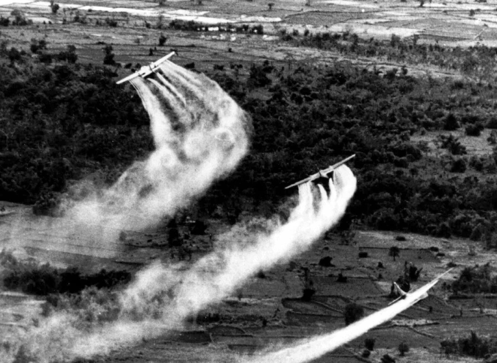 1966년, 미공군이 전투기를 이용해 고엽제를 베트남 상공에 뿌리고 있다. (사진: AP)