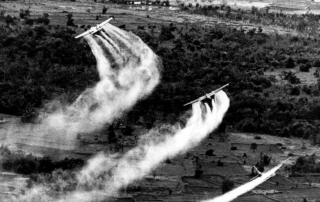 1966년, 미공군이 전투기를 이용해 고엽제를 베트남 상공에 뿌리고 있다. (사진: AP)