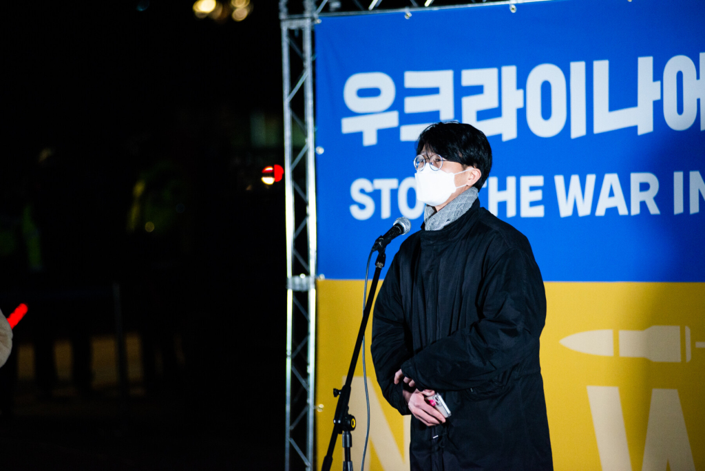3월 4일 러시아 대사관 앞 촛불집회에서 이야기하는 우공 