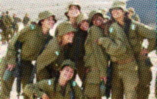 Flickr_-_Israel_Defense_Forces_-_Female_Soldiers_Take_a_Break_in_the_Desert_Sun-1