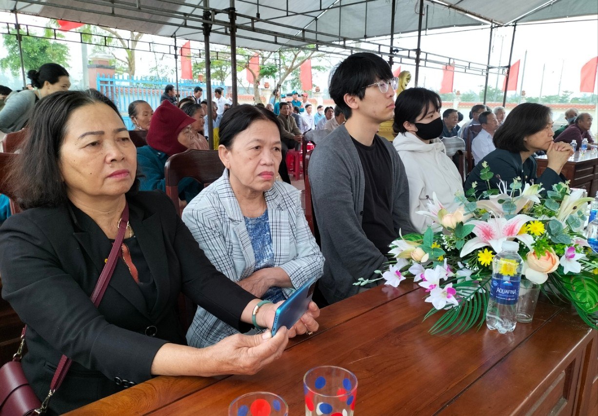 한국군의 민간인 학살이 일어난 하미마을 위령제 사진. 왼쪽부터 이번에 승소한 퐁니마을 응우옌티탄, 그 옆은 하미마을 응우옌티탄