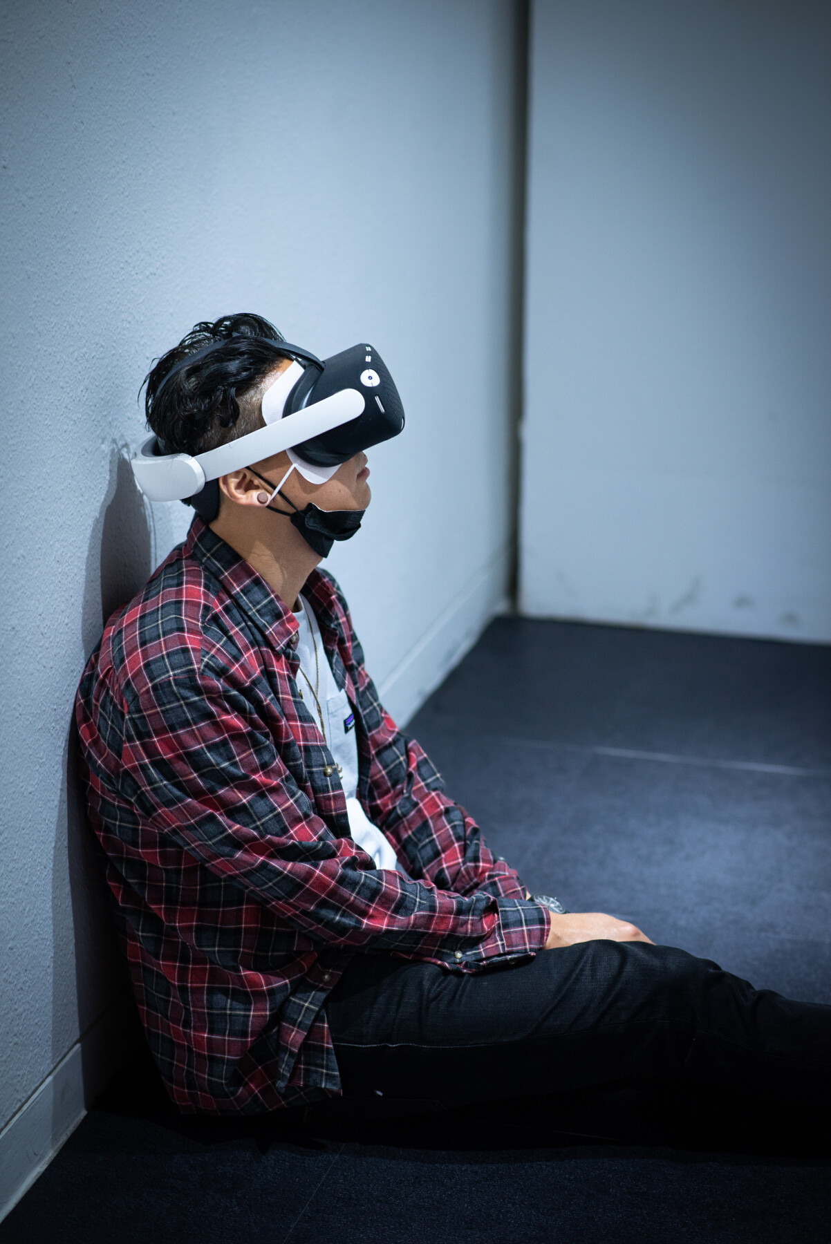 독방을 VR로 구현한 김경묵 감독의 작품을 체험하는 관람객