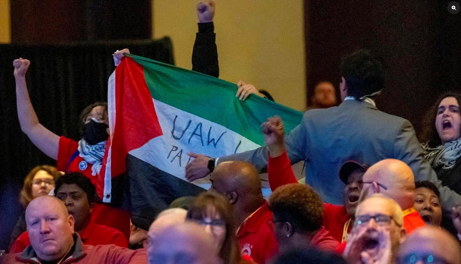 1월 25일, UAW의 바이든 지지에 항의하다 끌려나오는 조합원들 (사진: UAW Labor for palestine X계정)