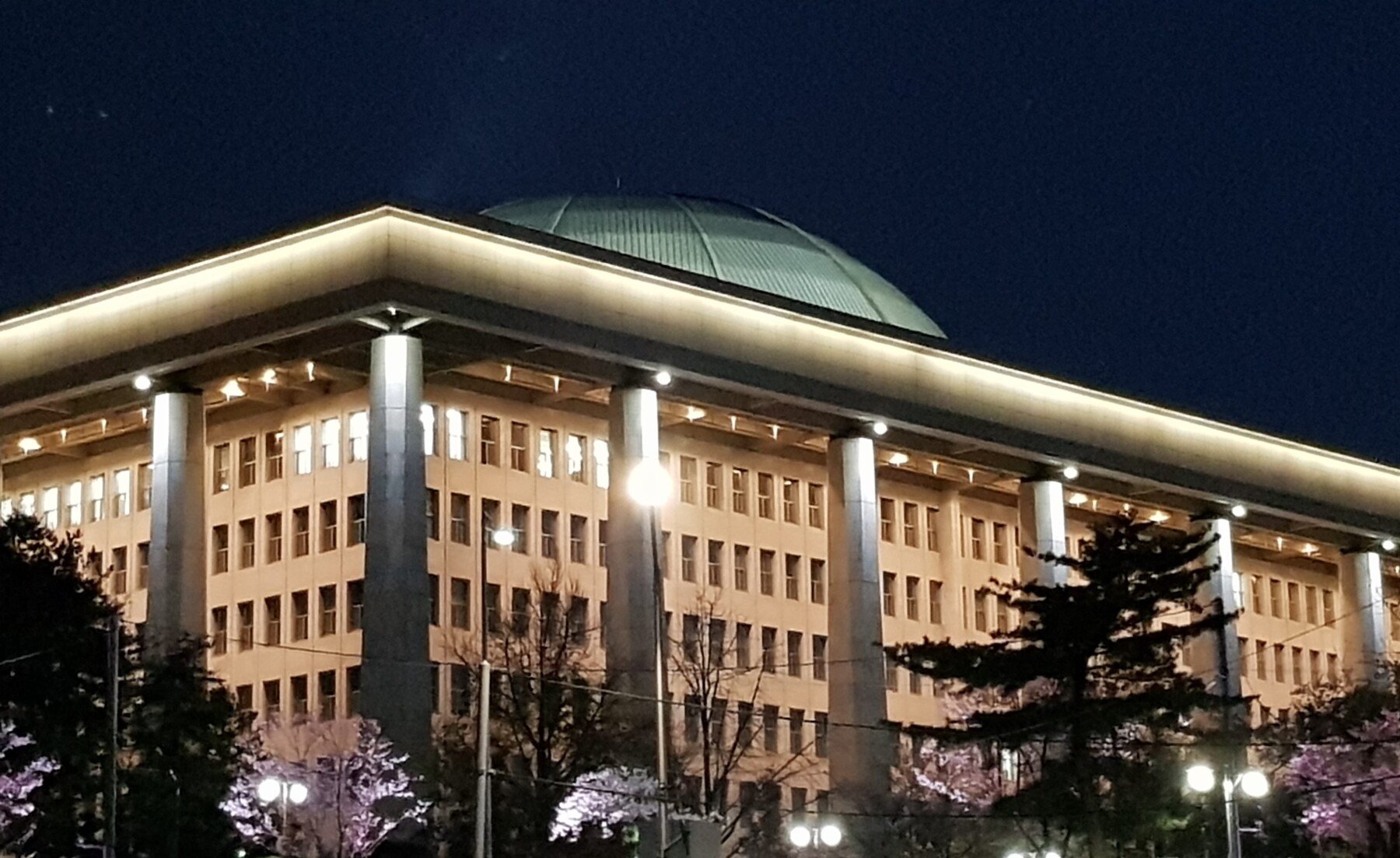 국민을 대표한다는 국회의원이지만, 국회 구성을 보면 '남성들의 국회'라고 해도 무방하다. 21대 국회의원 중 여성의원 비율은 19%였고, 22대 국회에서는 더 낮아질 것으로 예상된다. 국민의힘의 여성후보 비율은 11.8%이고, 더불어민주당은 국민의힘보다는 조금 높지만 16.7%밖에 안 된다. 사진출처: wikimediacommons