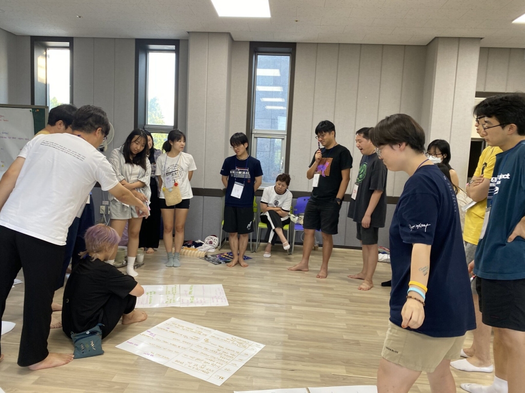 군사주의 분석 및 개입지점 활동은 군사주의의 장소를 나눠 진행해 봤다. 군사주의의 톱니바퀴는 대표적으로 파괴, 생산, 판매, 소비, 결정, 일상의 장소가 있다고 소개해 주셨고, 재욱 님의 제안으로 기억의 장소에 대한 이야기도 나눴다.