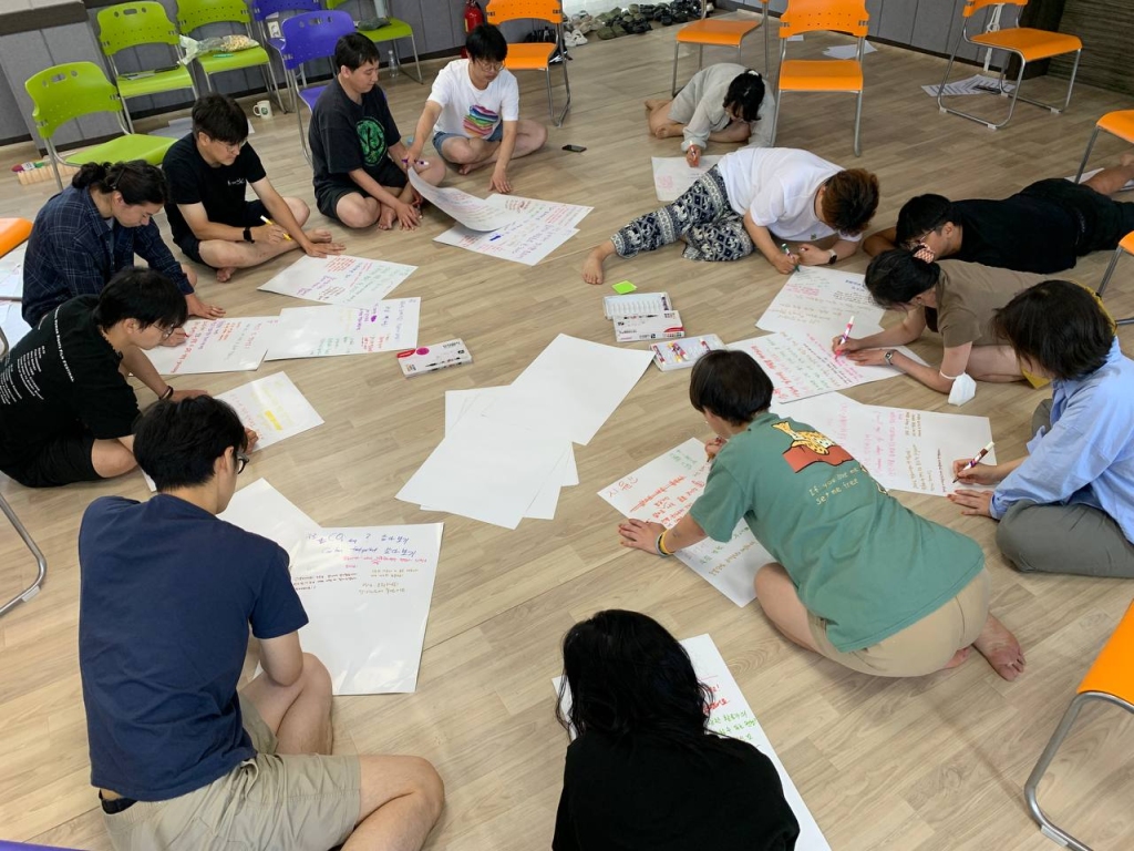 마지막 날, 서로의 목표와 다짐을 썼다. 서로를 응원하는 짧은 댓글도 함께 남겼다. 자주만나요라고 말했지만, 헤어지기 아쉬워서 주저리주저리 긴 편지를 썼다. 힘이 필요할 때 써준 댓글을 종종 읽고 있다.