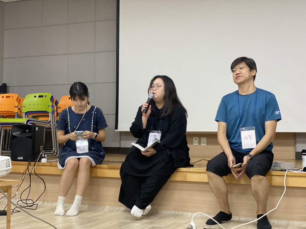첫째날, 함께 활동하는 보림 님과 녹색연합에서 활동하는 인철 님을 초대해 한국 기후운동의 목표와 활동 방향에 대한 이야기를 들었다.