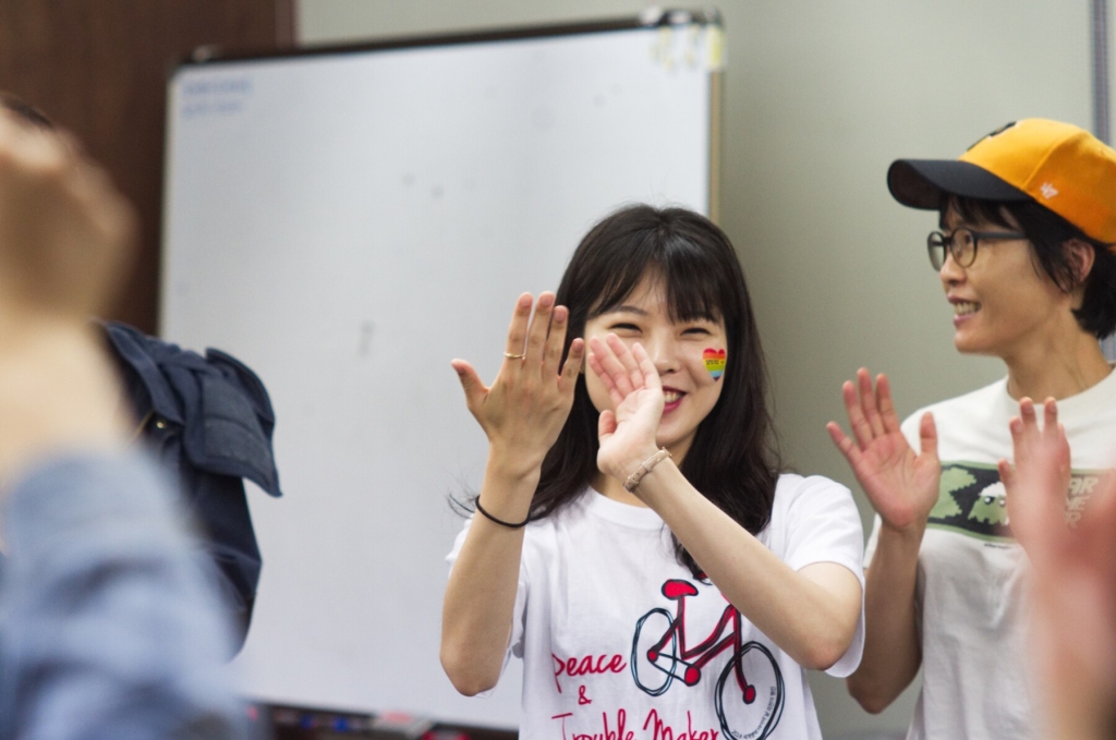 2018년 5월 12일, 세계 병역거부자의 날 행사 때 사진. 이 날이 뭉치가 전없세를 처음 만난 날이다. 사진 속 뭉치의 표정은 전없세를 처음 만난 사람처럼은 안 보이지만. 
