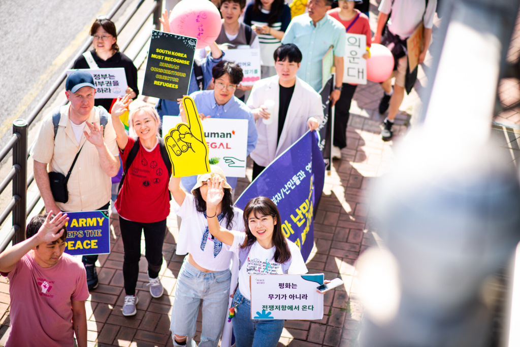 2023년 5월, 태국과 러시아의 병역거부자들에 연대하는 집회 행진 사진. 뭉치는 다양한 저항의 장소에서 직접 액션에 참여하는 것을 좋아한다. 17살 때부터 데모꾼을 꿈꿨는데 지금 그 꿈을 현실로 만들어 가는 중이다. 