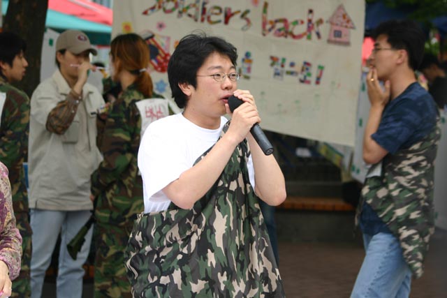 2004년 5월 15일 세계병역거부자의 날 행사 때 마로니에에서