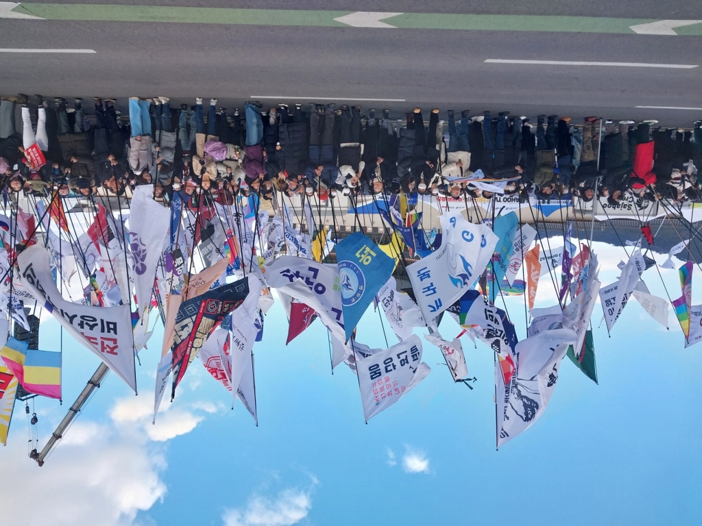 국회 탄핵 소추를 촉구하던 여의도 국회 앞 시민들의 대규모 집회는 이후 광화문으로 옮겨 윤석열 대통령의 파면을 외치고 있다.