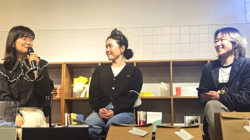 왼쪽부터 은유 작가, 역자이기도 한 오리(최정민) 활동가, 그리고 사회자 쭈야 활동가