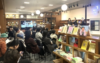 전쟁없는세상의 평화활동을 담은 오월의봄 출판사 책들, 가장 왼쪽이 북토크의 주인공인 , 차례로 , ,