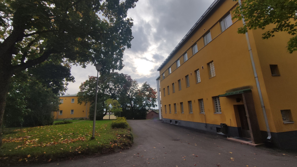 라핀야르비에 있는 대체복무센터 풍경. 90년대 소말리아 난민 수용소로, 그 이전엔 알콜중독 재활센터였던 터에 자리잡고 있다. 대체복무센터 홈페이지 참고. 