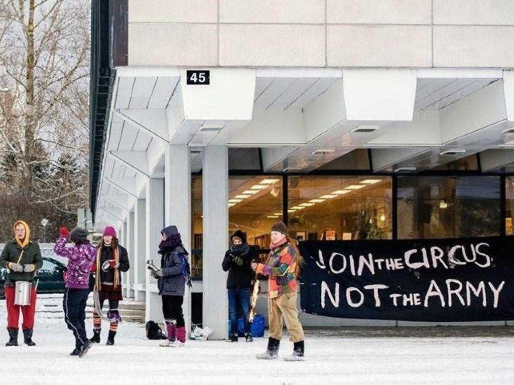 핀란드 징병소 앞 AKL의 캠페인 모습 (사진: AKL) 