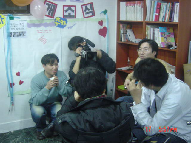 2004년 전쟁없는세상 사무실 개소식 때, 활동가들과 병역거부자를 찍고 있는 김환태 감독(왼쪽)